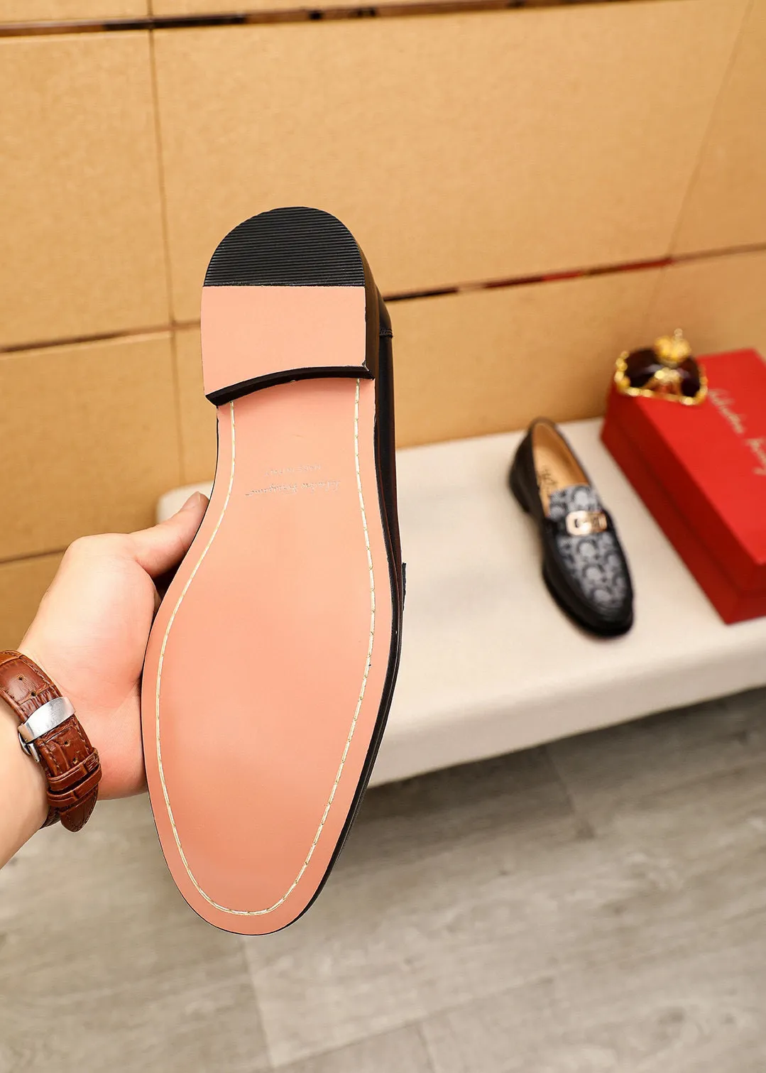 Men's shoes 💰442 💐 Product trademark: Ferragamo "Ferragamo" casual leather shoes Regular size: 38-44 (45.46🉑️customized) Product materials: Selected imported first-layer calfskin upper + original hardware buckle, imported water-dyed cow leather lining. Strong three-dimensional visual effect, combined outsole Color: 1⃣️color optional